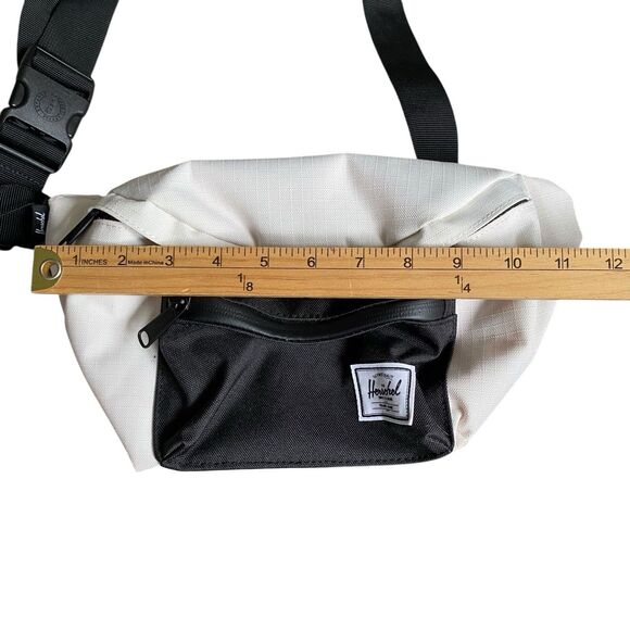 Herschel Supply Seventeen Hip Bag White Black Pockets Travel Lightweight - Picture 3 of 8
